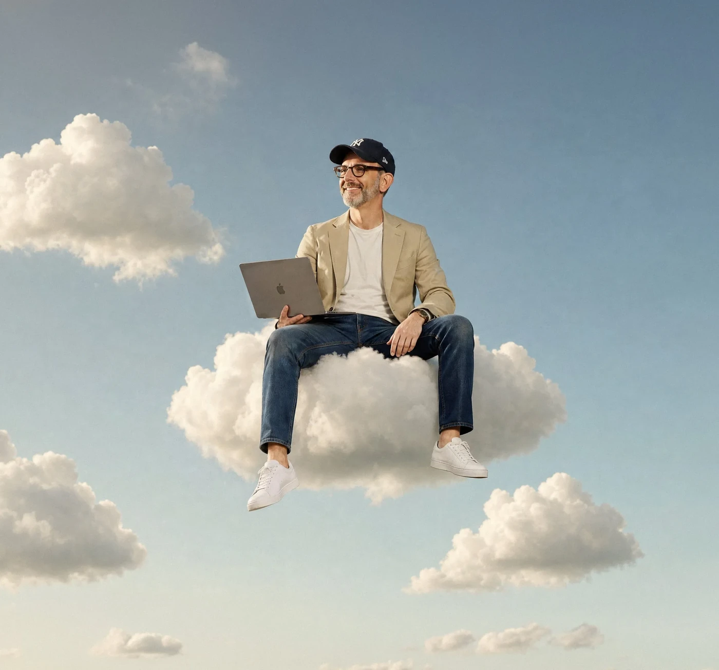 Jona Bronkhorst zit met zijn laptop op een wolk